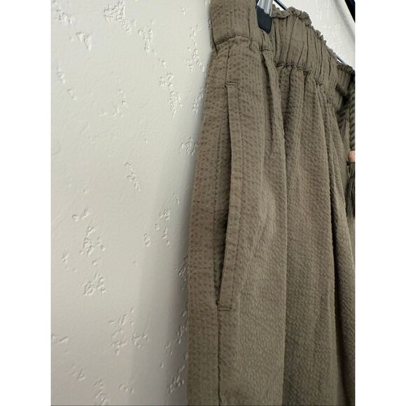 Faherty Marina Seersucker Short in Military Olive - Picture 6 of 8